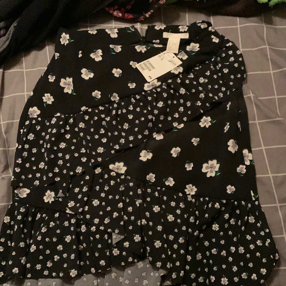 New with tags! H&M asymmetrical floral skirt with layers. Gorgeous. Sz 4.